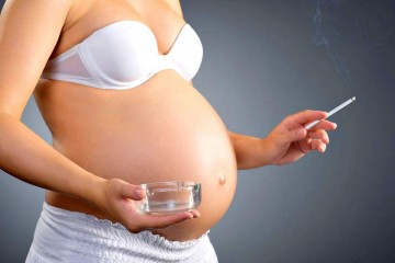 Курящая беременная женщина вредит своему ребенку