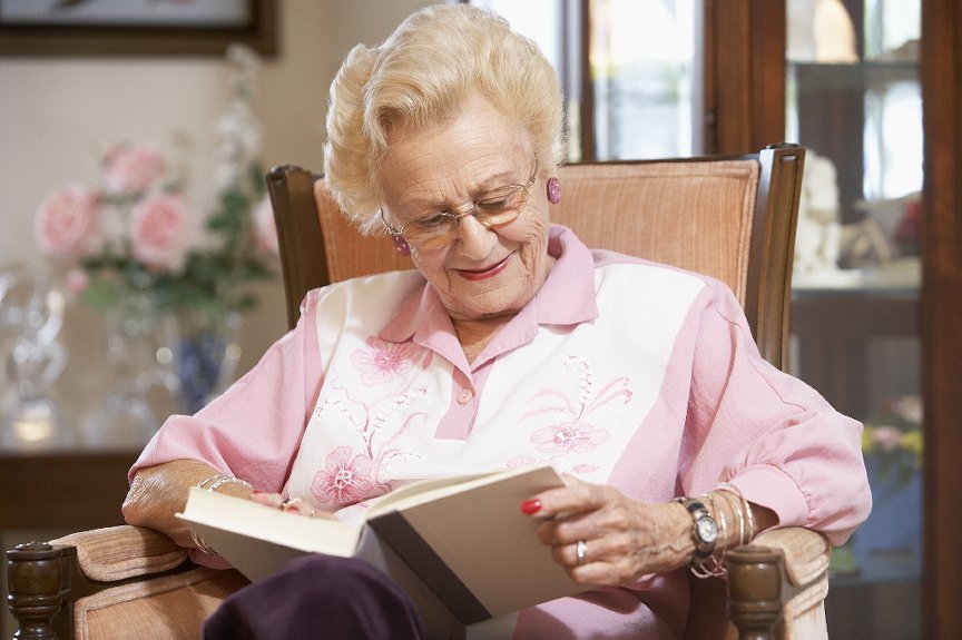 Пожилая женщина читает