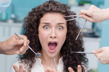 Женщина с инструментами стоматолога