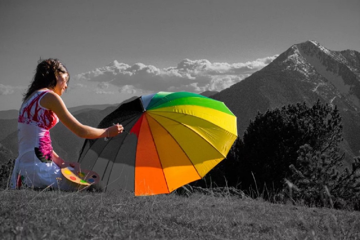 Девушка с разноцветным зонтиком